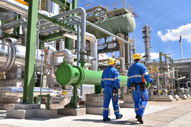 Challenges-in-Petrochemical-Refinery.jpg